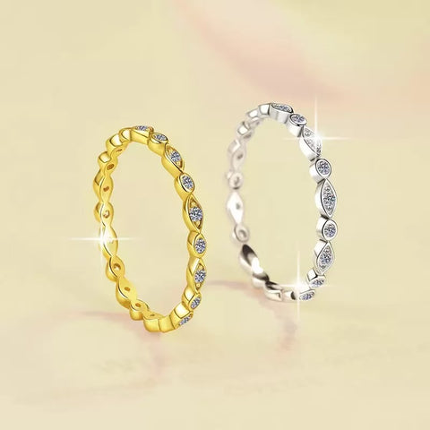Anillo de moissanita con mercurio