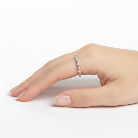 Anillo de moissanita con mercurio