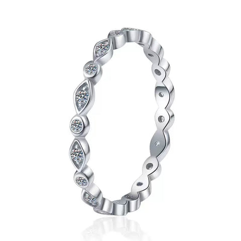 Anillo de moissanita con mercurio