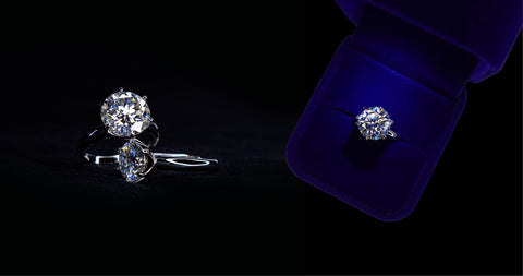 Anillos de compromiso y joyas brillantes